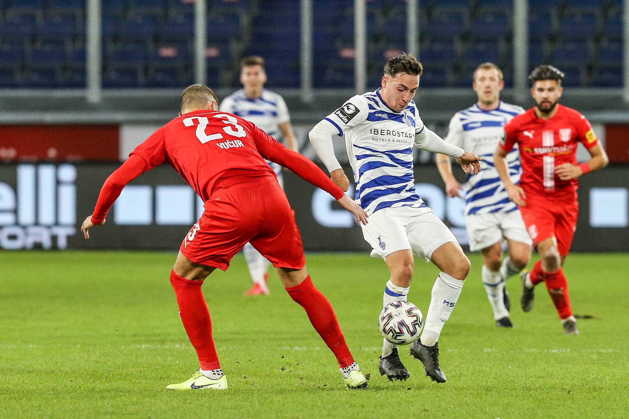  Sinan Karweina verpasste es, seine Zebras in Führung zu schießen.  