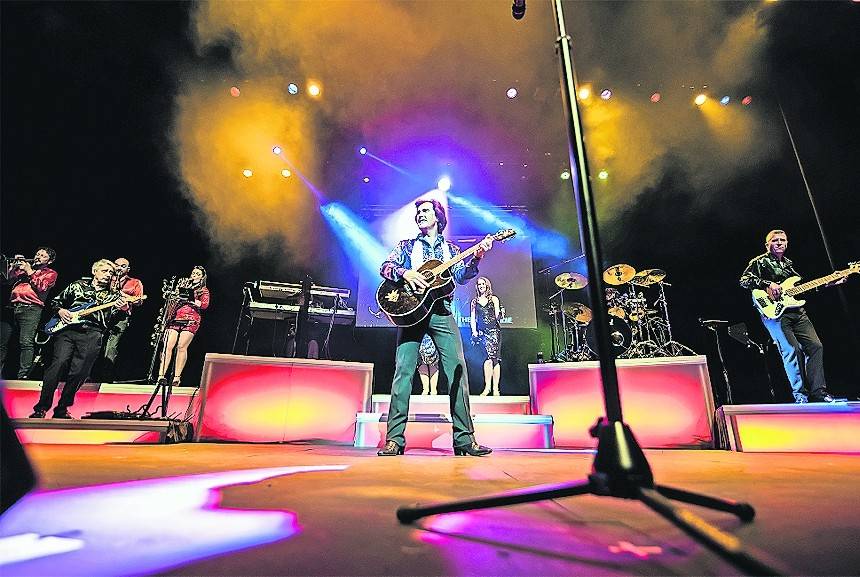 Fisher Stevens als Neil Diamond. Die hochgelobte Tribute-Show ist am 3. Dezember 2022 in der RedBox zu erleben.