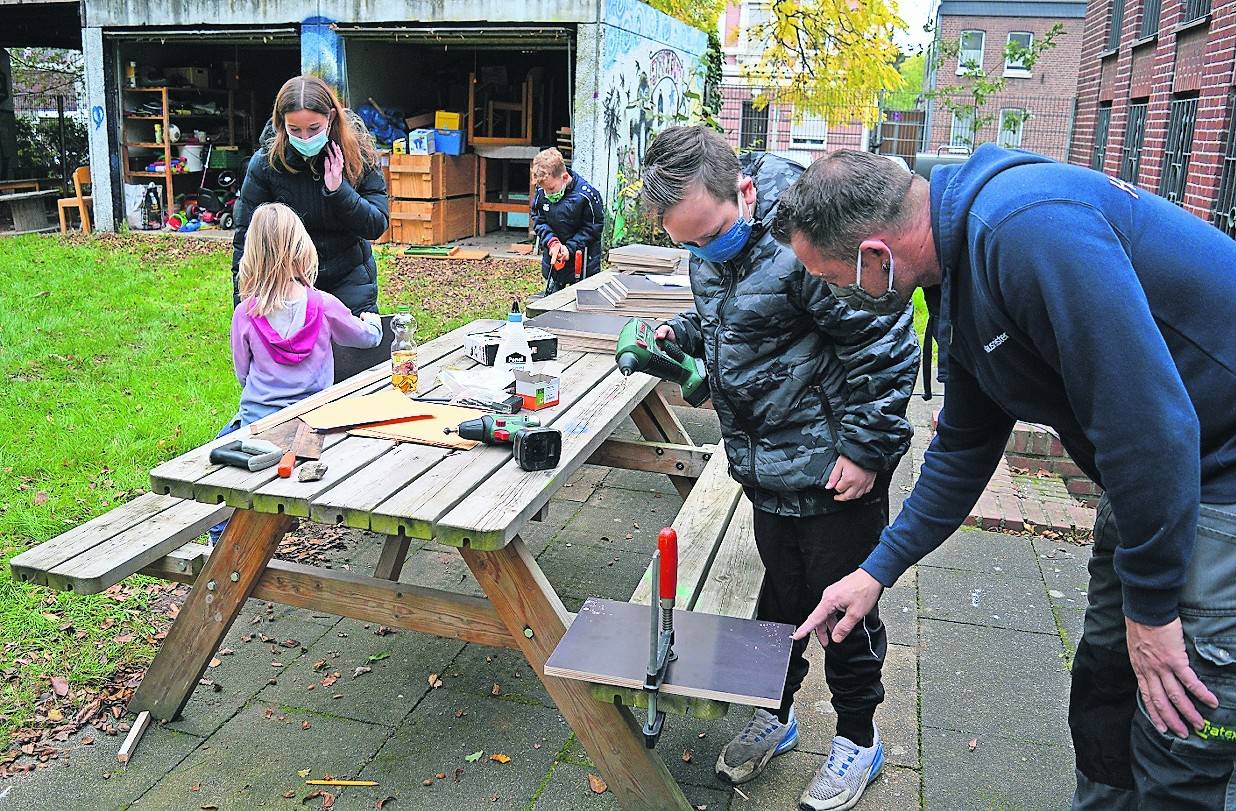 Unter Anleitung von Michael Höfer fertigten die Kinder Häuschen für den Winterschlaf der Igel.