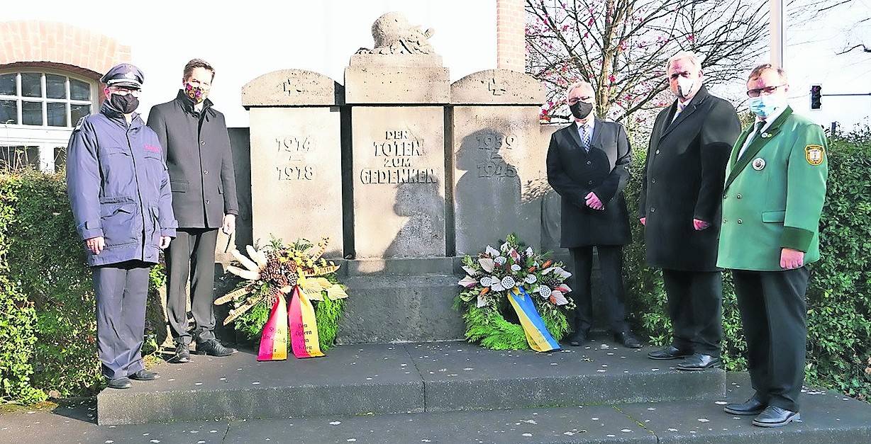  Bürgermeister Christian Bommers legte den Kranz am Volkstrauertag im kleinen Rahmen nieder. 