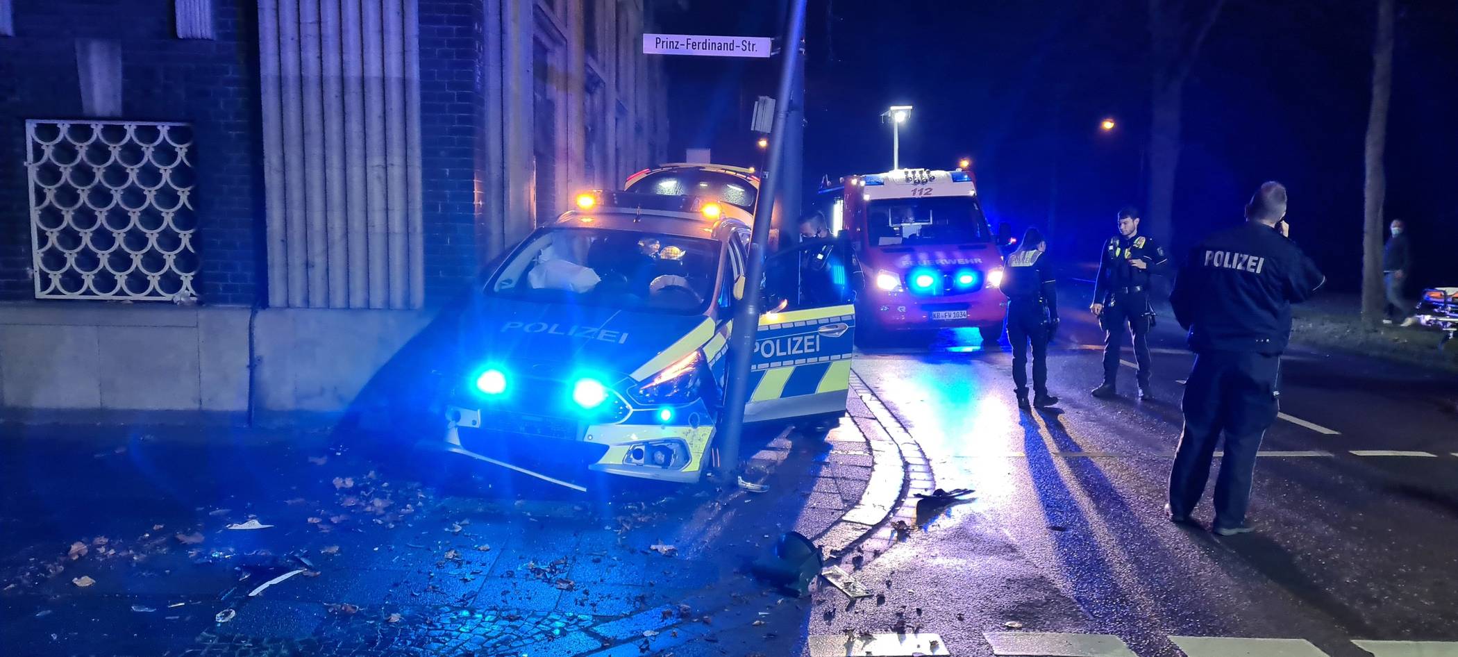 Drei Personen leicht verletzt / Hoher Sachschaden: Unfall mit Streifenwagen