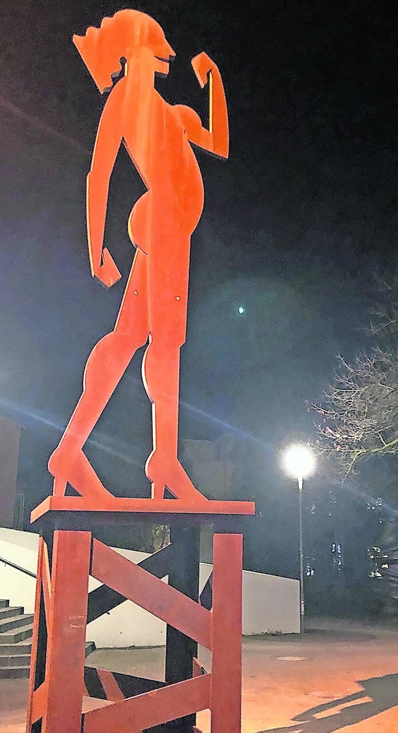 In oranges Lichtgetaucht wird unteranderem auch dieGeorg-Ettl-Skulptur „Starke Frau“ vordem Stadthausund die Festhalle.  