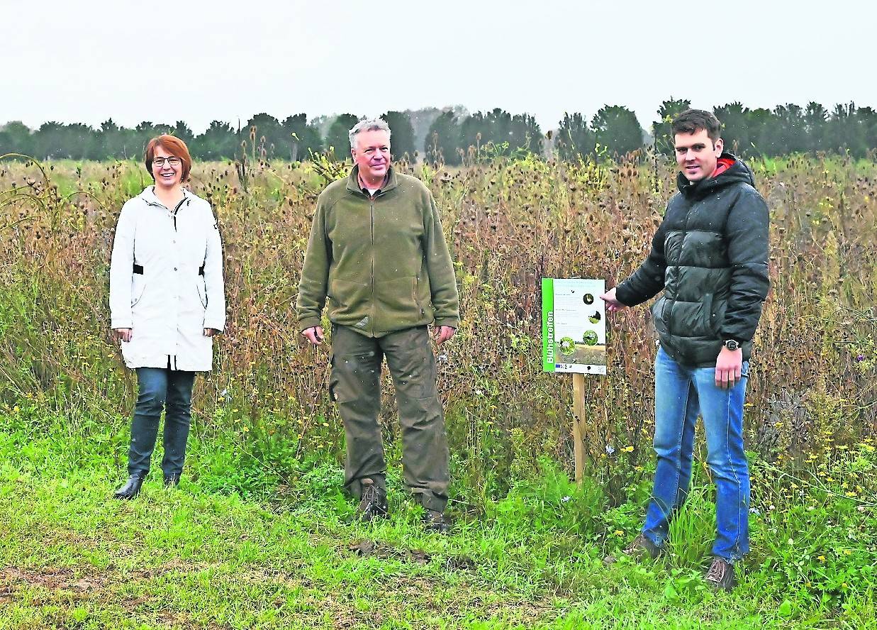  Leila-Sprecherin Ute Neu, Lappen-Mitarbeiter Jörg Hoffmann und Biodiversitätsberater Peter Gräßler am Blühstreifen in Hinsbeck nahe der Johanneskapelle „An Haus Bey“. 