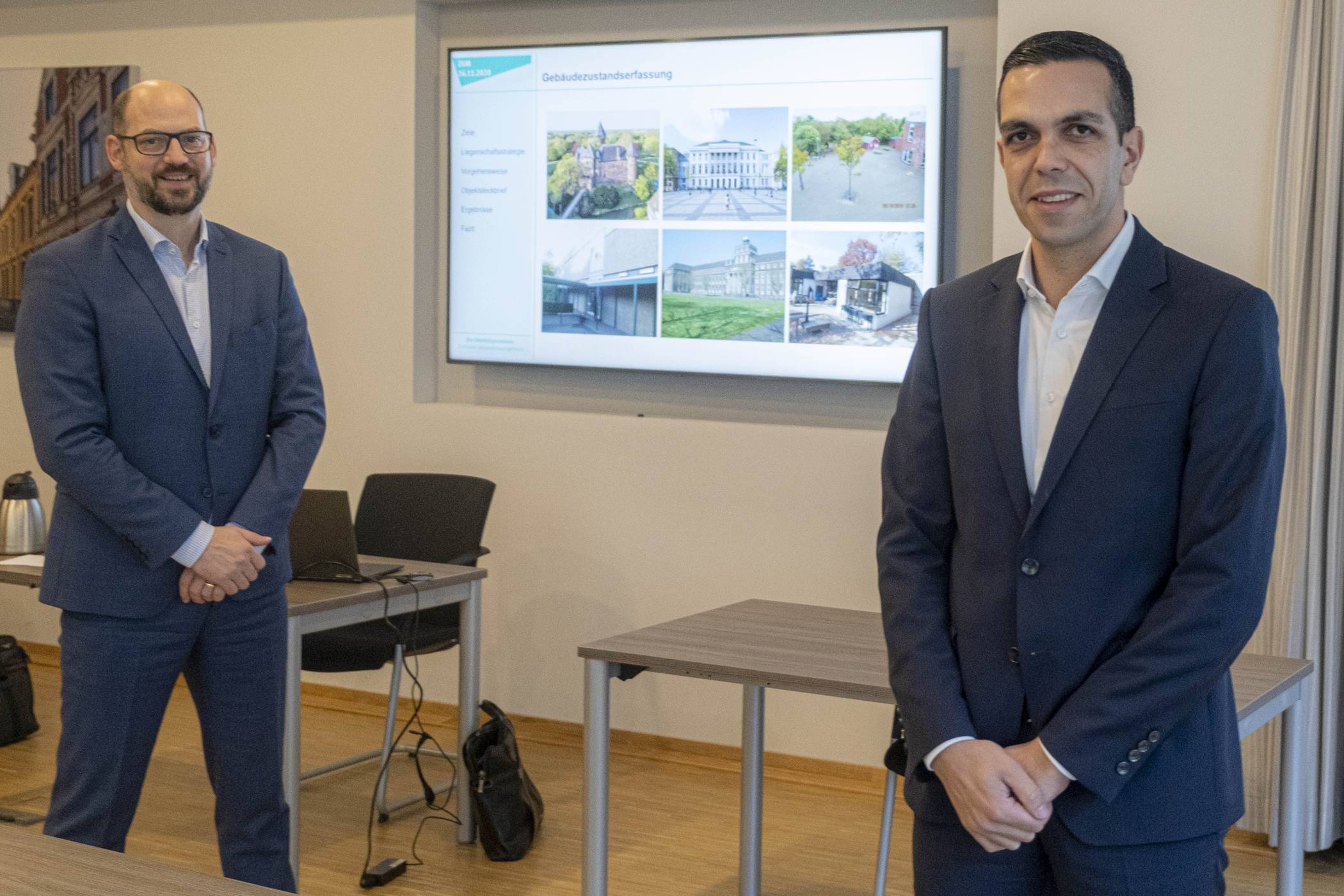 Ließen alle Gebäude der Stadt Krefeld auf ihren Sanierungsbedarf prüfen: Baudezernent Marcus Beyer (l.) und der Leiter des städtischen Gebäudemanagements Rachid Jaghou. Foto Stadt Krefeld, Strücken