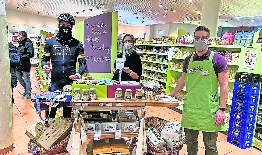 Sascha Plewka von Angel Bikes, Bettina Gimesa von Meerbuschfresh mit einem Mitarbeiter von Alnatura.