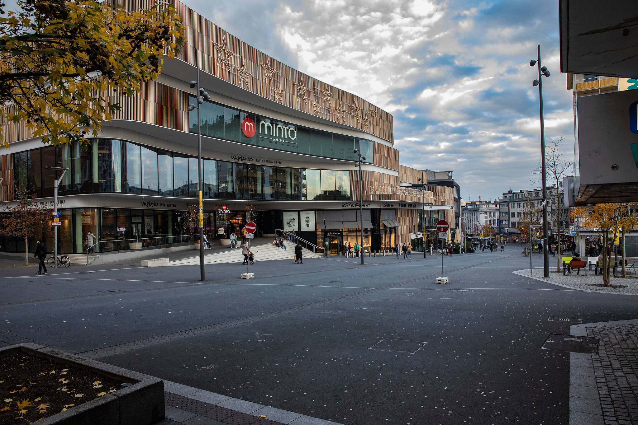  Im Minto gibt es innen wie außen eine neue Weihnachtsbeleuchtung. Auf der Hindenburgstraße ist das ohne Buden technisch nicht möglich.  