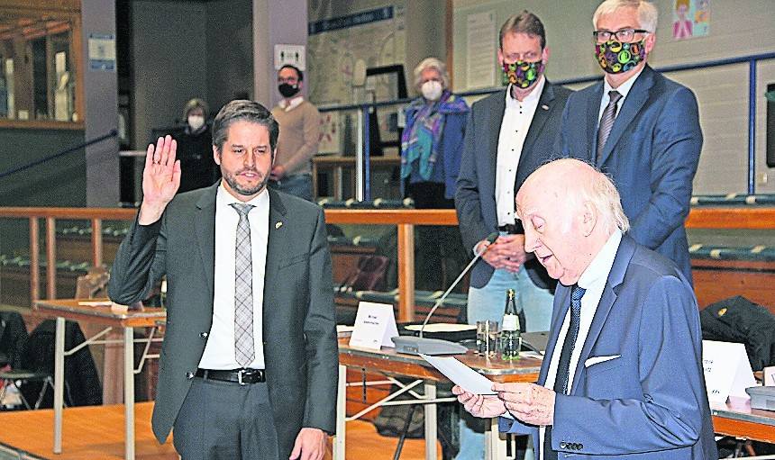 Der Altersvorsitzende Heinz Berend Jansen führte den neuen Bürgermeister in sein Amt ein.