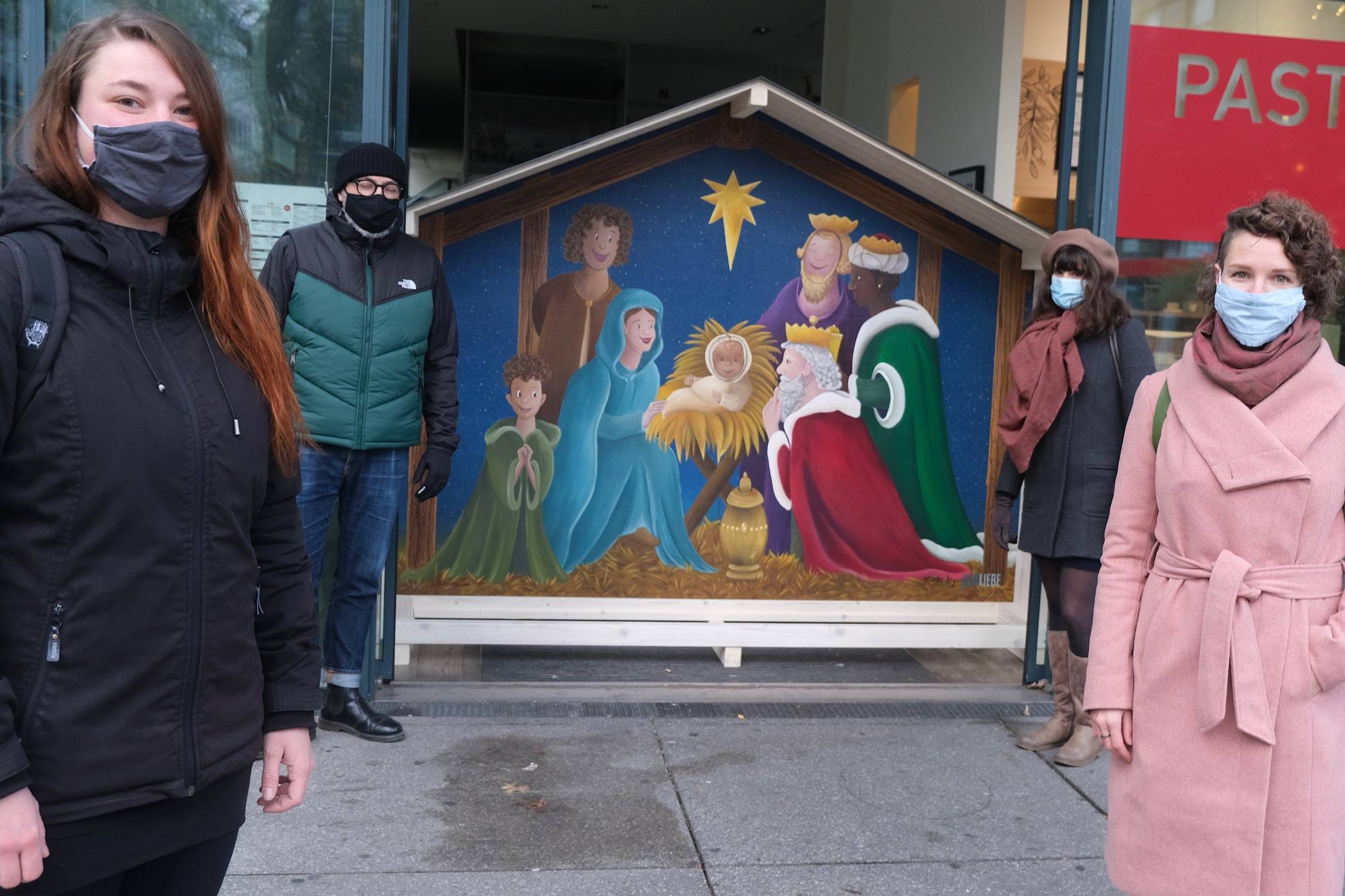 Kim Schwerm und Oliver Dentges von der Künstlervereinigung „Provinzgiganten“ sowie Claire Neidhardt und Anika vom Stadtmarketing (von links) bringen Krefeld zum Leuchten. Foto: Stadt Krefeld, Presse und Kommunikation, L. Strücken