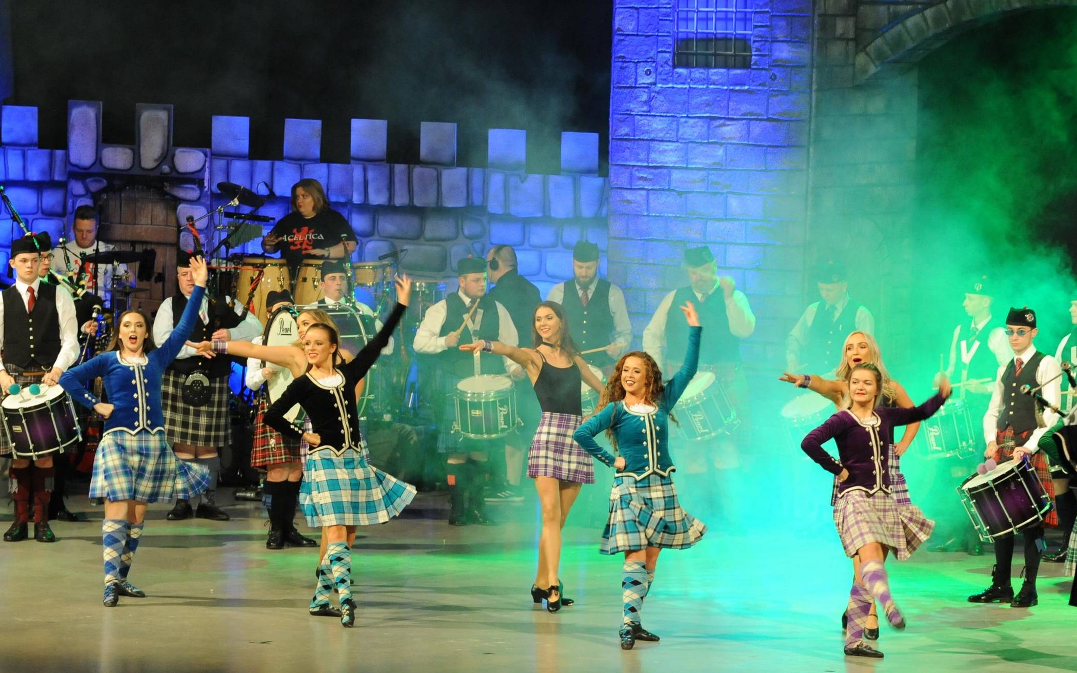 Das Showballett der Scottish Music Parade versprüht jede Menge schottischen Charme.  