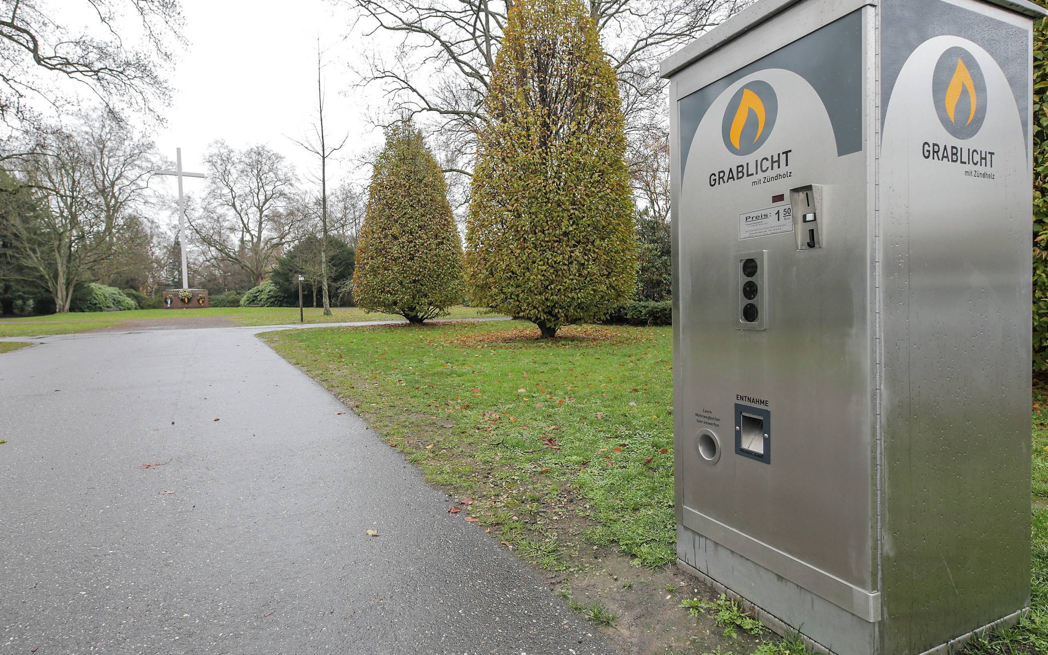 Auf dem Hauptfriedhof finden die Besucher jetzt neue Grablichtautomaten. 