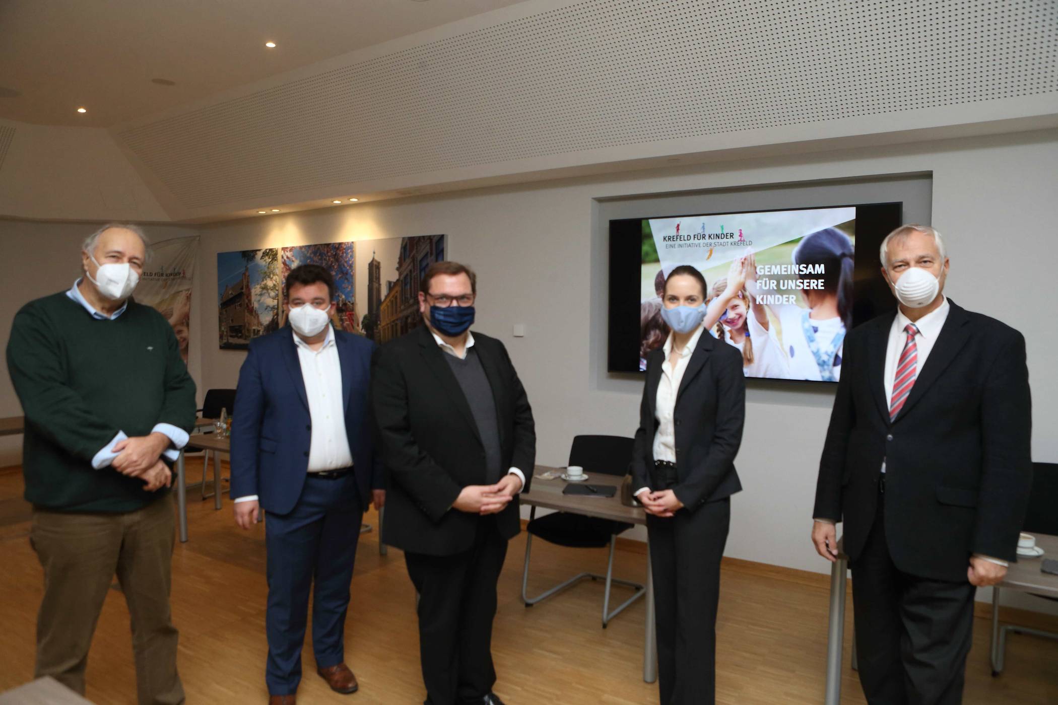 Joachim Watzlawik (l.), neuer Koordinator der Initiative Krefeld für Kinder, mit Markus Schön, Beigeordneter der Stadt für Bildung, Jugend, Sport, Migration und Integration, Oberbürgermeister Frank Meyer, Sabrina Lesch (neue Koordinatorin Kommunaler Präventionsketten) und Gregor Micus.