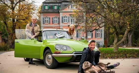  Walter Sittler als Weber (li.) und Andrea Sawatzki als Hanne mit Regisseur Ingo Rasper vor der Kulisse des Schlosses. 