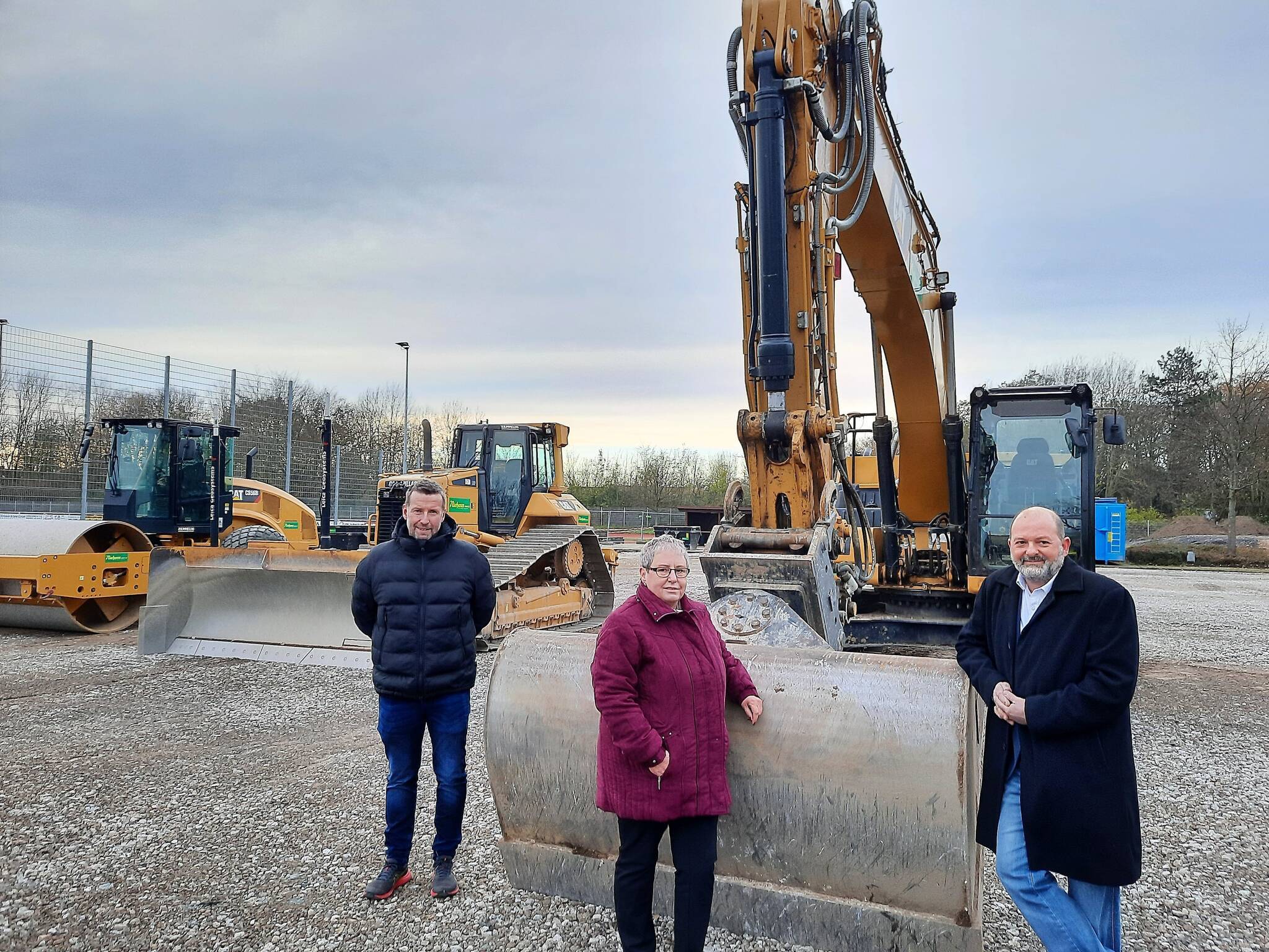 Dieses Bild symbolisiert das fruchtbare Miteinander von Schule, Stadt und Verein – links Steffen Jelitto, Schulleiter des Albert-Einstein-Gymnasiums, mitte Bezirksbürgermeisterin Elisabeth Liß, rechts Paolo Sabella, Vorsitzender des Rumelner TV. Foto: Ferdi Seidelt 