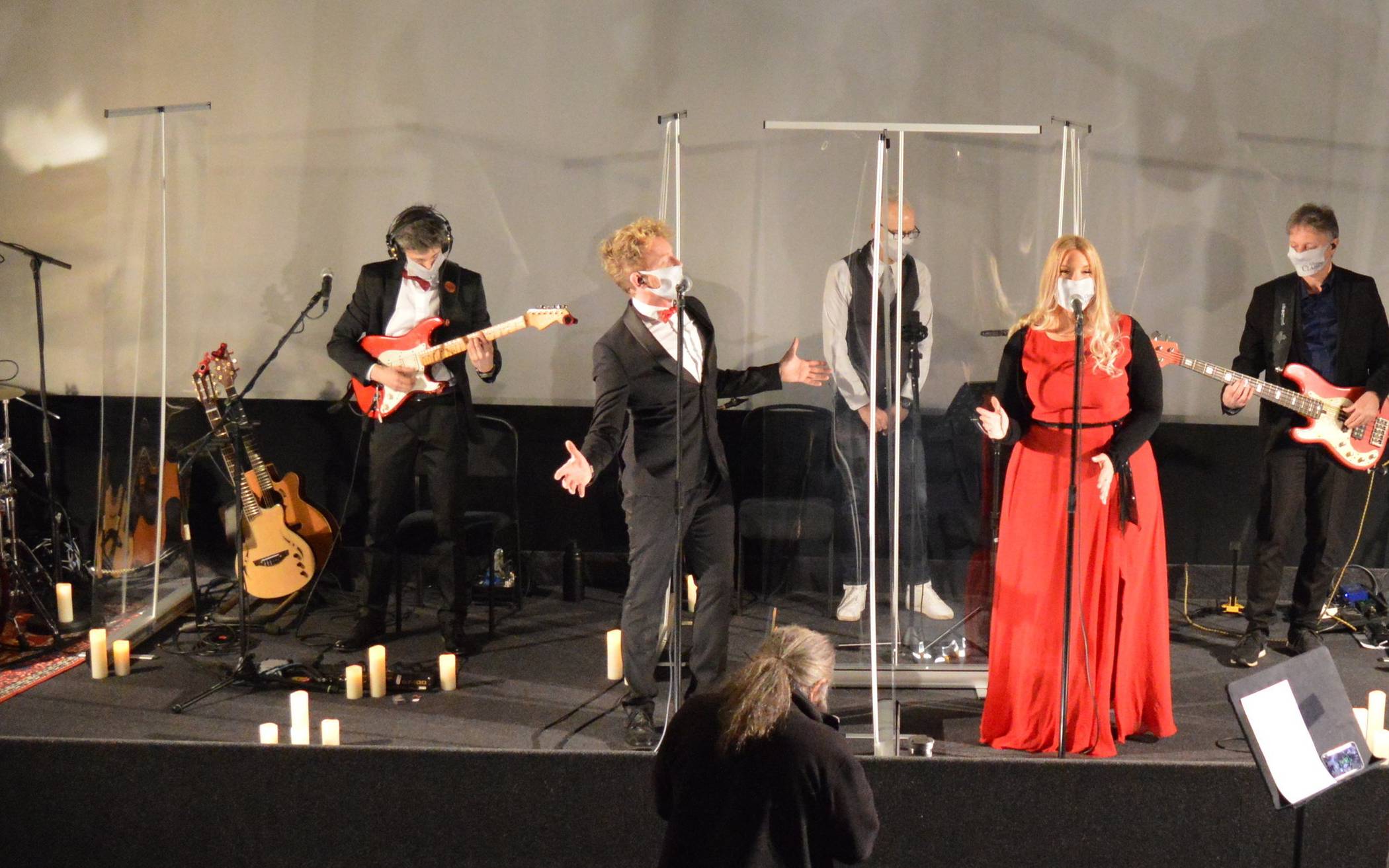  Die Remember Band spielte im Haus Zoar. Radio 90,1 übertrug das Konzert in die Wohnstuben. 