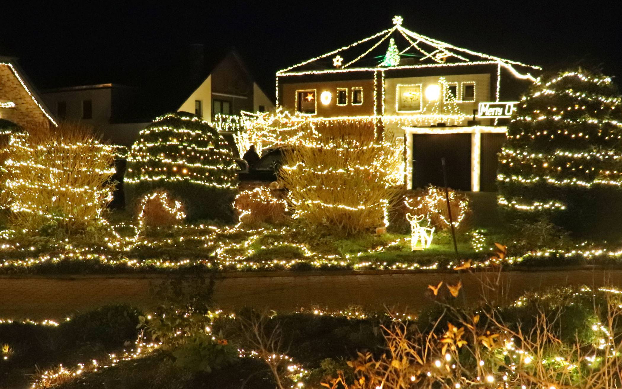 Zwei Häuser in Viersen Bockert erstrahlen in der Weihnachtszeit durch 85.000 LED-Lämpchen. 