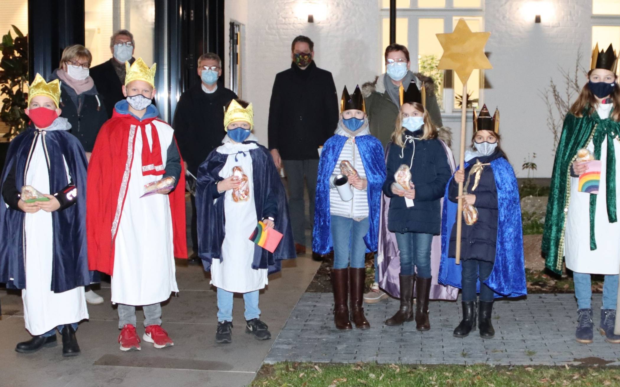 Die Sternsinger sammeln in diesem Jahr Corona-konform Spendengelder. Ihren Antrittsbesuch hatten sie bei Bürgermeister Christian Bommers (Mitte). 