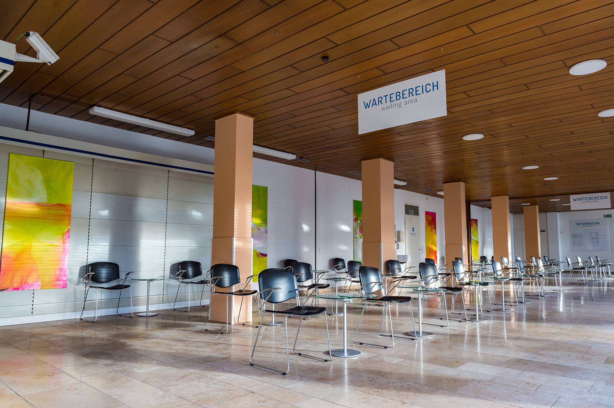  Nach der Impfung warten die Geimpften 30 Minuten im Ruhebereich. Dazu wurde die damalige Cafeteria des ehemaligen Dülkener Krankenhauses umgestaltet.  