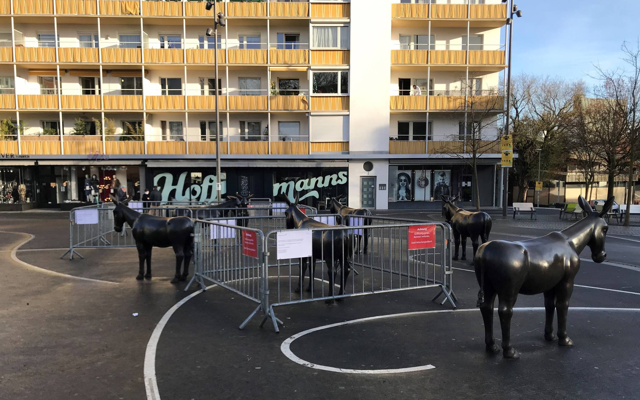  Die Eselskulpturen bleiben vorerst eingezäunt. 