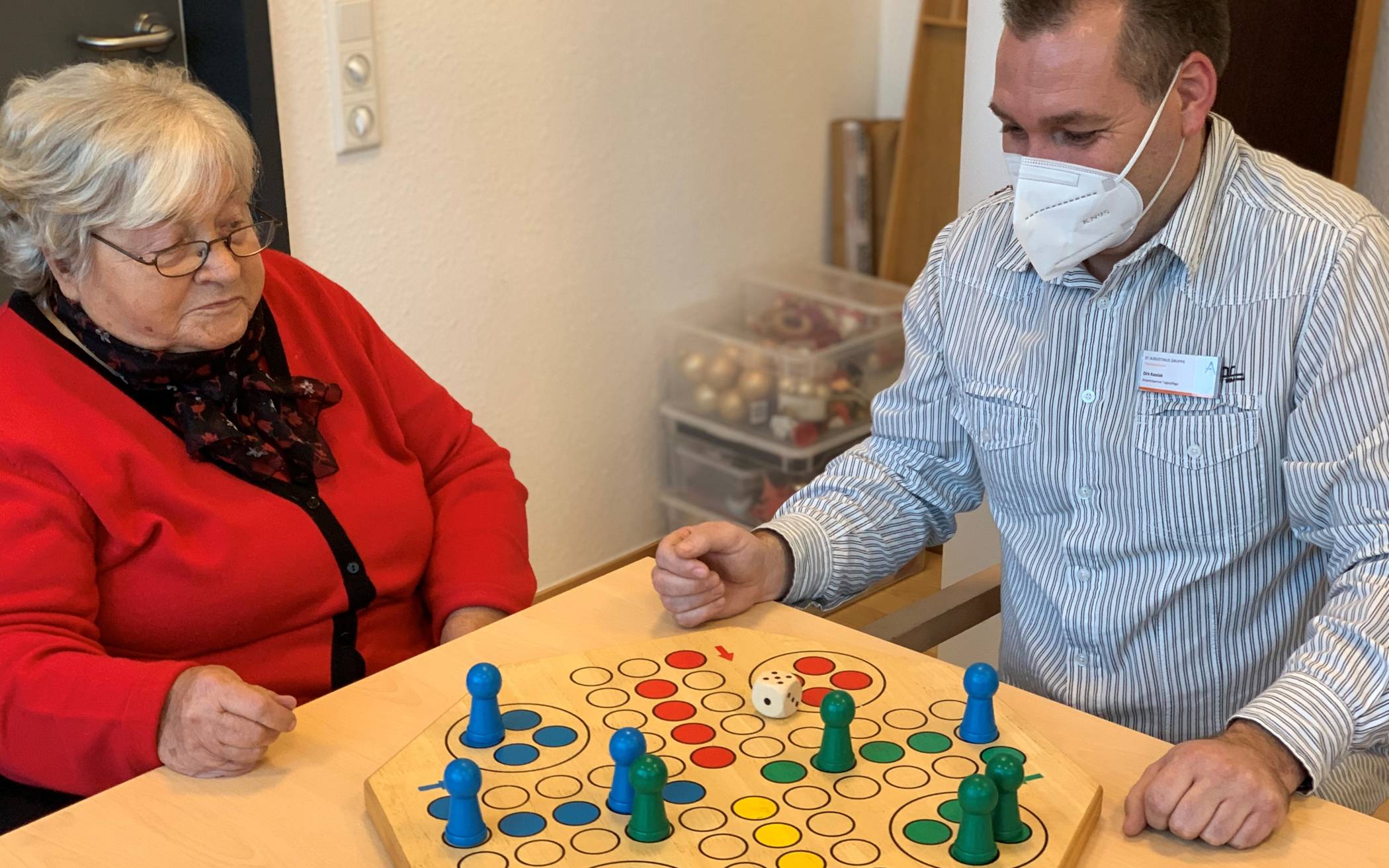 Elke Bollessen ist seit Mai 2018 regelmäßiger Gast in der Theresientagespflege in Dülken. Auch Dinge wie eine Runde „Mensch ärgere dich nicht“ mit Dirk Kossiak, Ansprechpartner Tagespflege, hat sie während des Lockdowns im Frühjahr vermisst.  