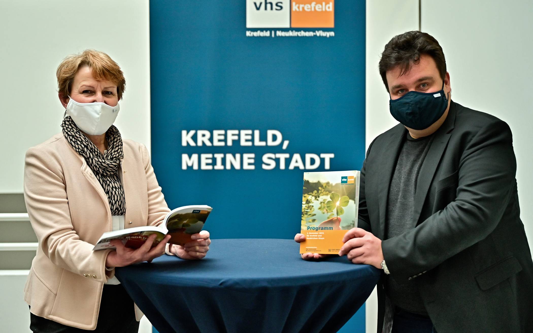 VHS-Leiterin Dr. Inge Röhnelt und Dezernent