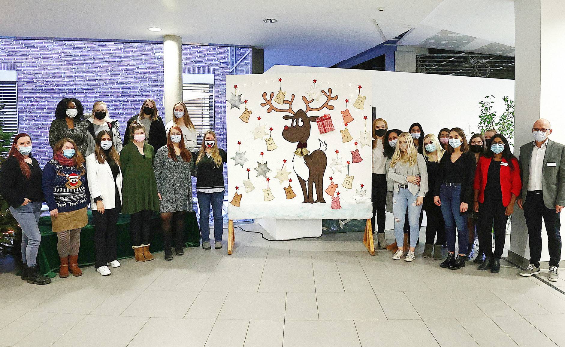 Der Oberkurs der Akademie für Gesundheits- und Pflegeberufe Viersen sorgt mit seinen selbstgebastelten Adventskalendern für vorweihnachtliche Stimmung. Die drei Kalender sind in den Eingangsbereichen des AKH Viersen, der Kinderklinik St. Nikolaus und des Krankenhauses Nettetal ausgestellt. Foto: Alois Müller