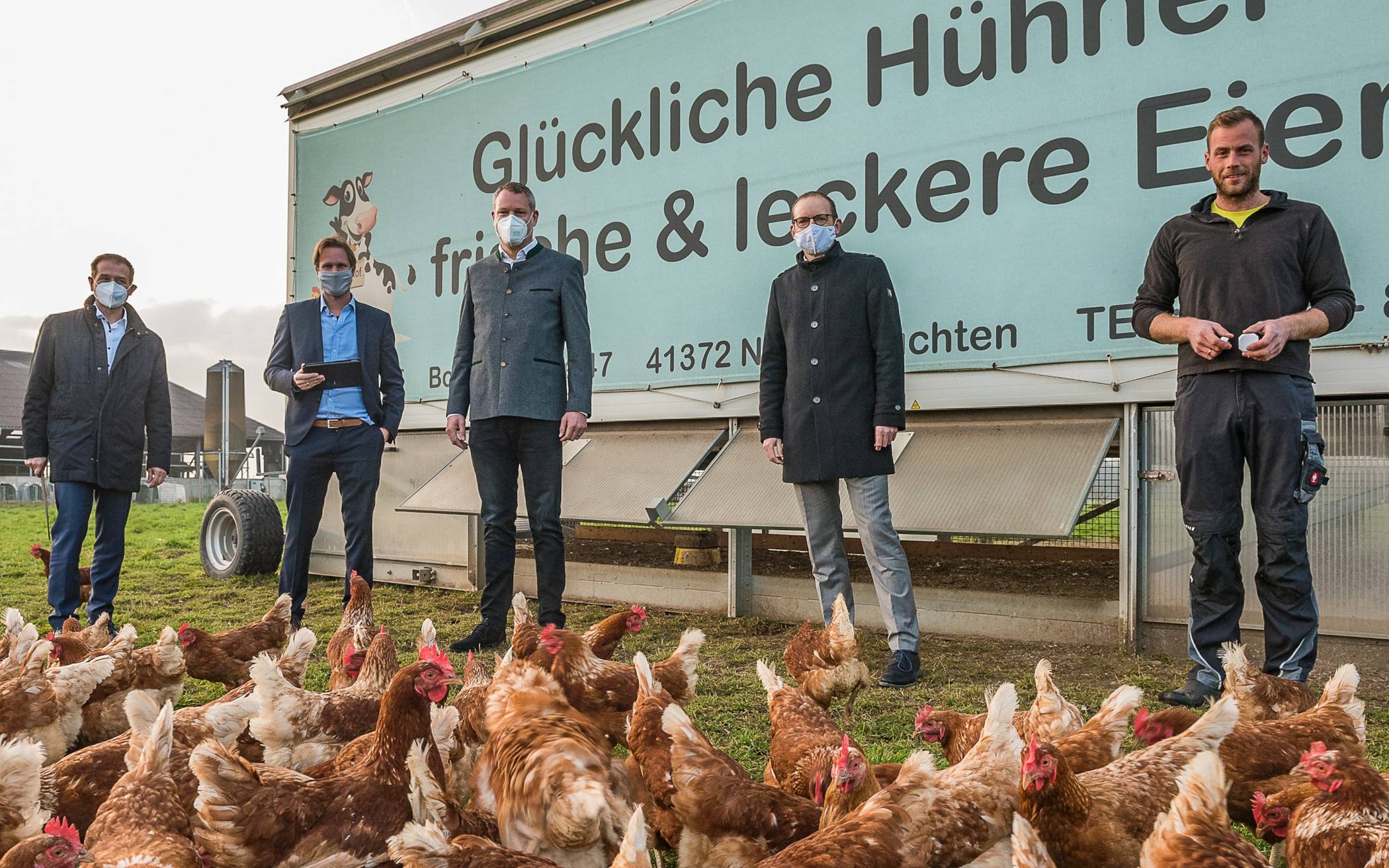  Andreas Budde, Dezernent für Planen, Bauen und Umwelt, Sebastian Cüsters, Breitbandkoordinator des Kreises Viersen, Landrat Dr. Andreas Coenen, Christian Böker, Leiter des Amts für digitale Infrastruktur und Verkehrsanlagen und Landwirt Bastian Iborg beim Projektstart auf dem Kapellenhof in Niederkrüchten. 