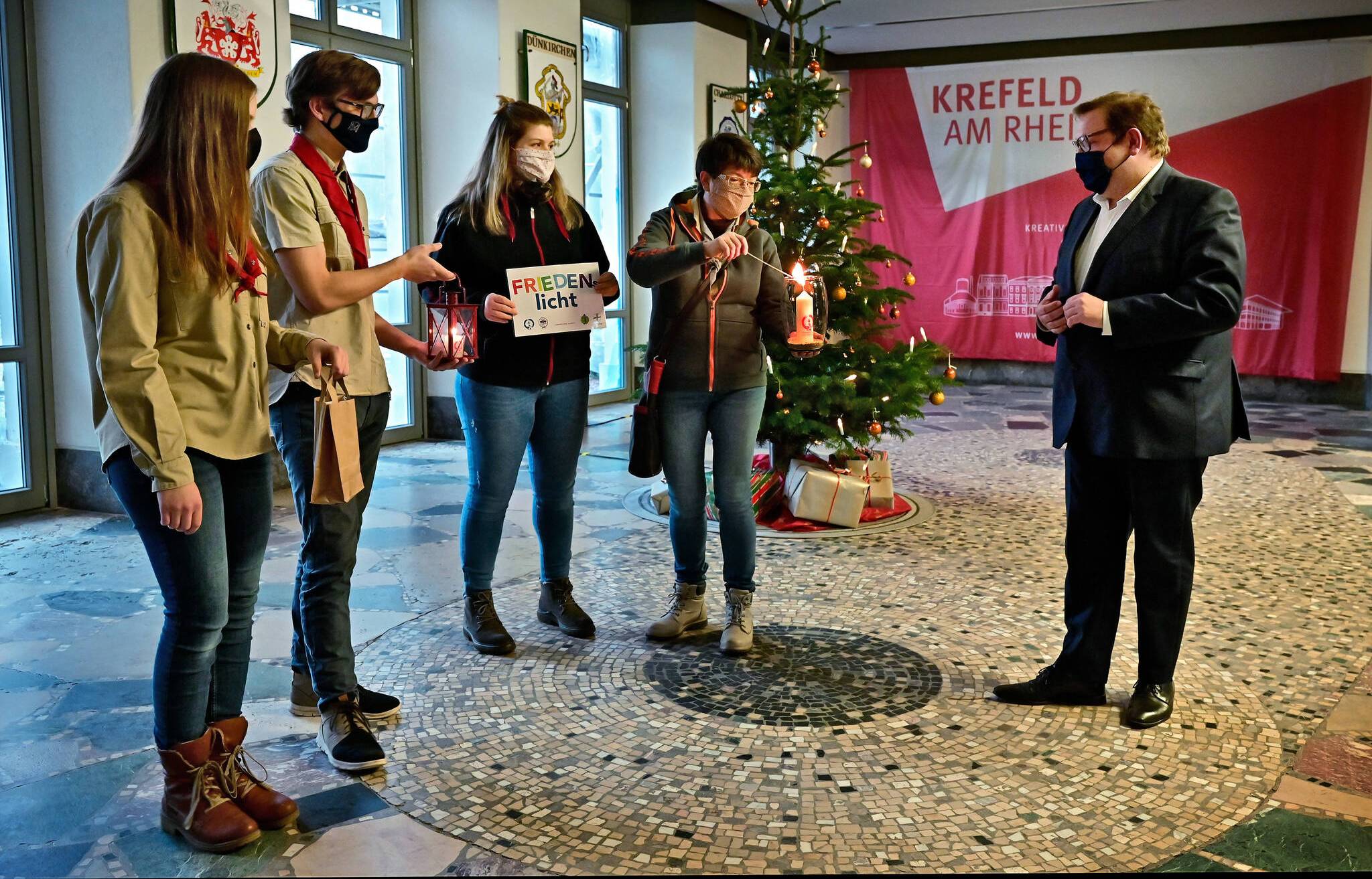 Pfadfinder überbringen Friedenslicht 