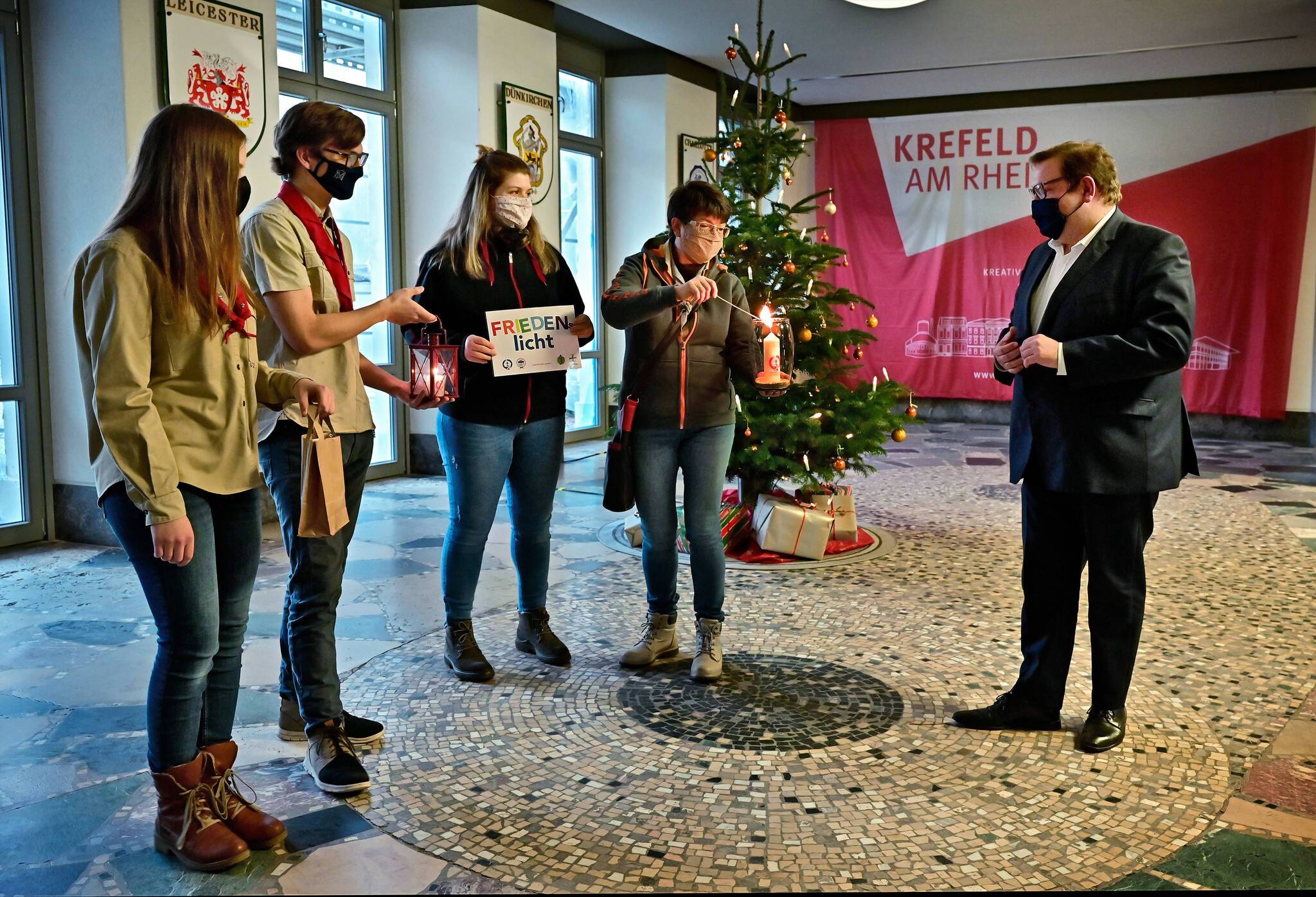 Pfadfinder verteilen das Friedenslicht