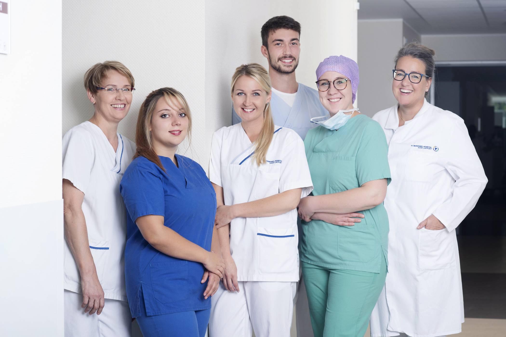 Die Mitarbeiter*Innen des St. Bernhard-Hospitals freuen sich über die Corona-Sonderzahlung.