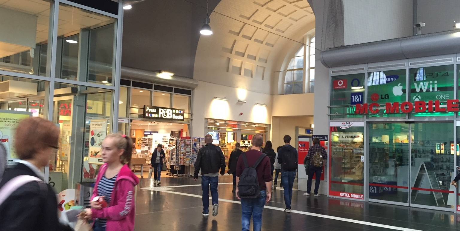 Handläufe im HBF sollen mit einem Anti-Corona-Lack sicherer gemacht werden. (Das Foto entstand 2019). 