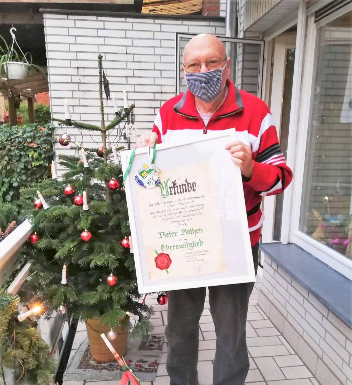 Dieter Bathen mit der Urkunde.