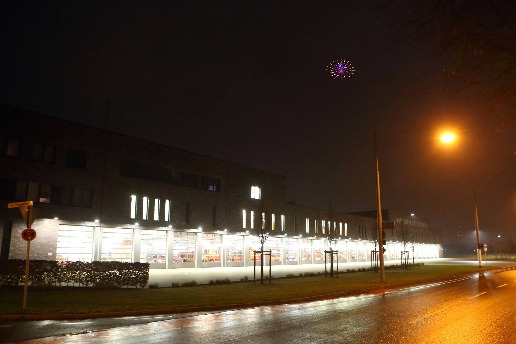  In dieser Silvesternacht musste die Krefelder Feuerwehr zum Glück zu keinem Großeinsatz ausrücken.Foto: Samla  