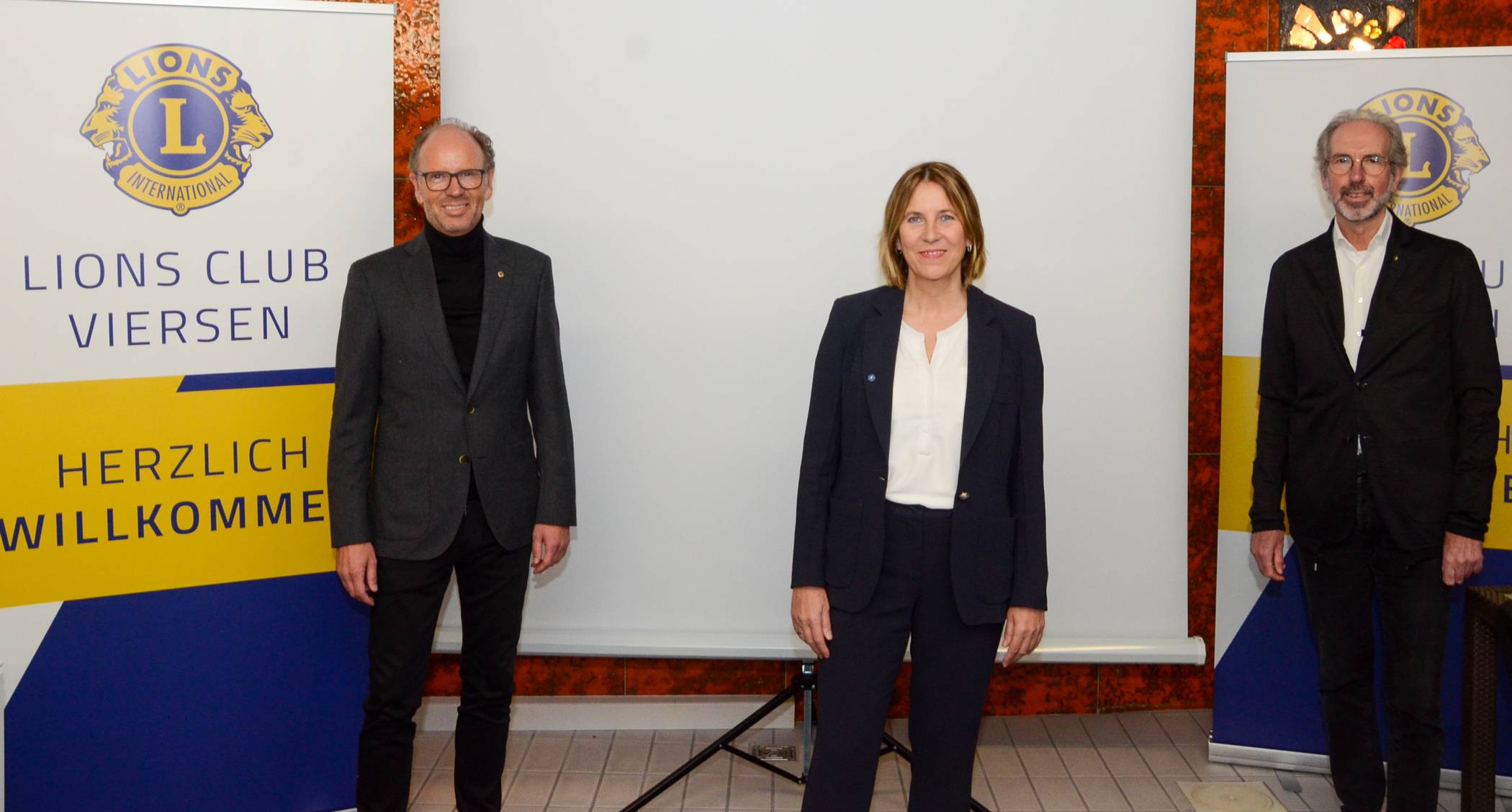  Die Jubiläumsspende des Lions Club Viersen überreichten Präsident Dirk Kohlen (l.) und Pressereferent Gerd Lamers an Bürgermeisterin Sabine Anemüller. 
