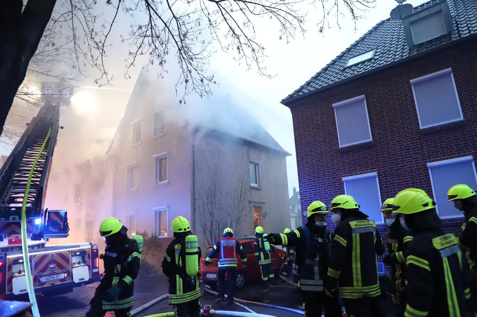 Die Feuerwehr bei Löscharbeiten in Mülfort. 