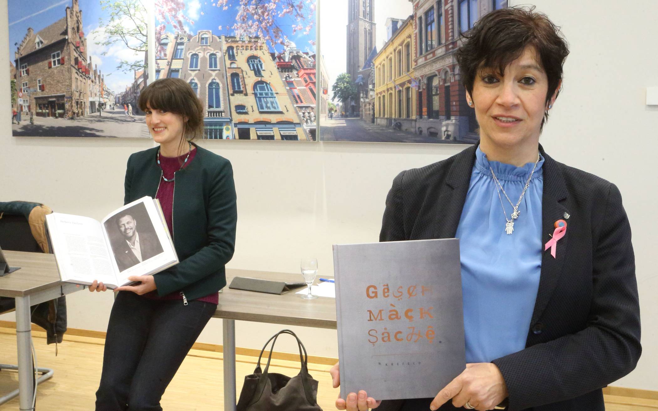  Stellten das neue Kochbuch „Geschmackssache Krefeld“ vor (v.l.): Claire Neidhardt (Leiterin Stadtmarketing) und Dr. Tagrid Yousef (Integrationsbeauftragte). 