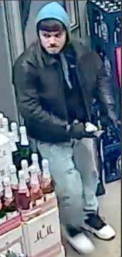 Wer kennt den abgebildeten Tatverdächtigen und kann Angaben zu seiner Identität machen?