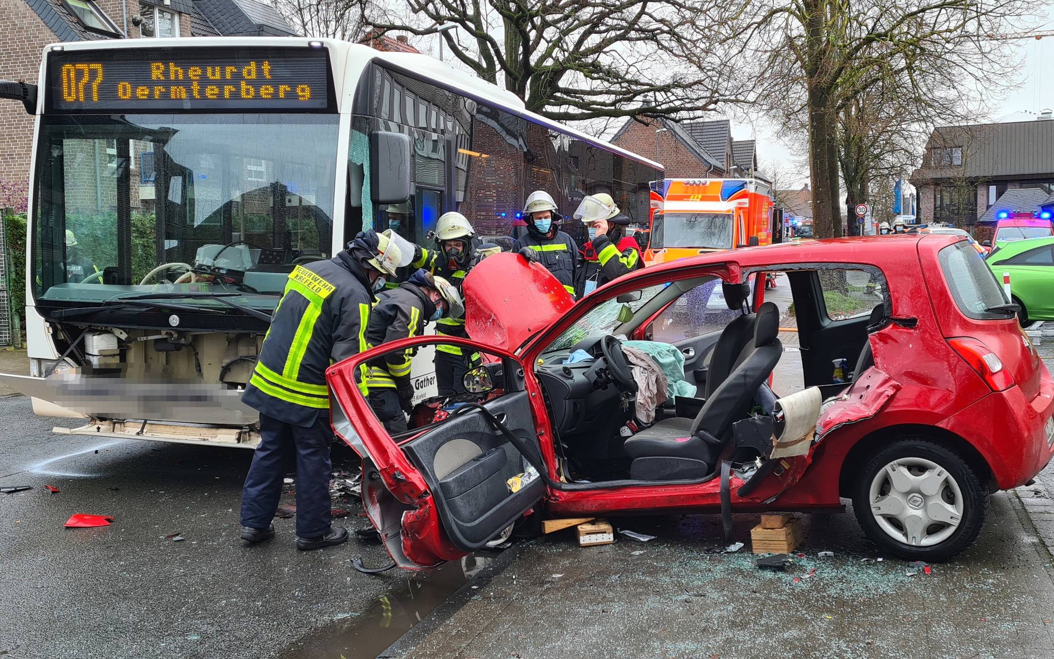 

Feuerwehr befreit Fahrerin und Hund