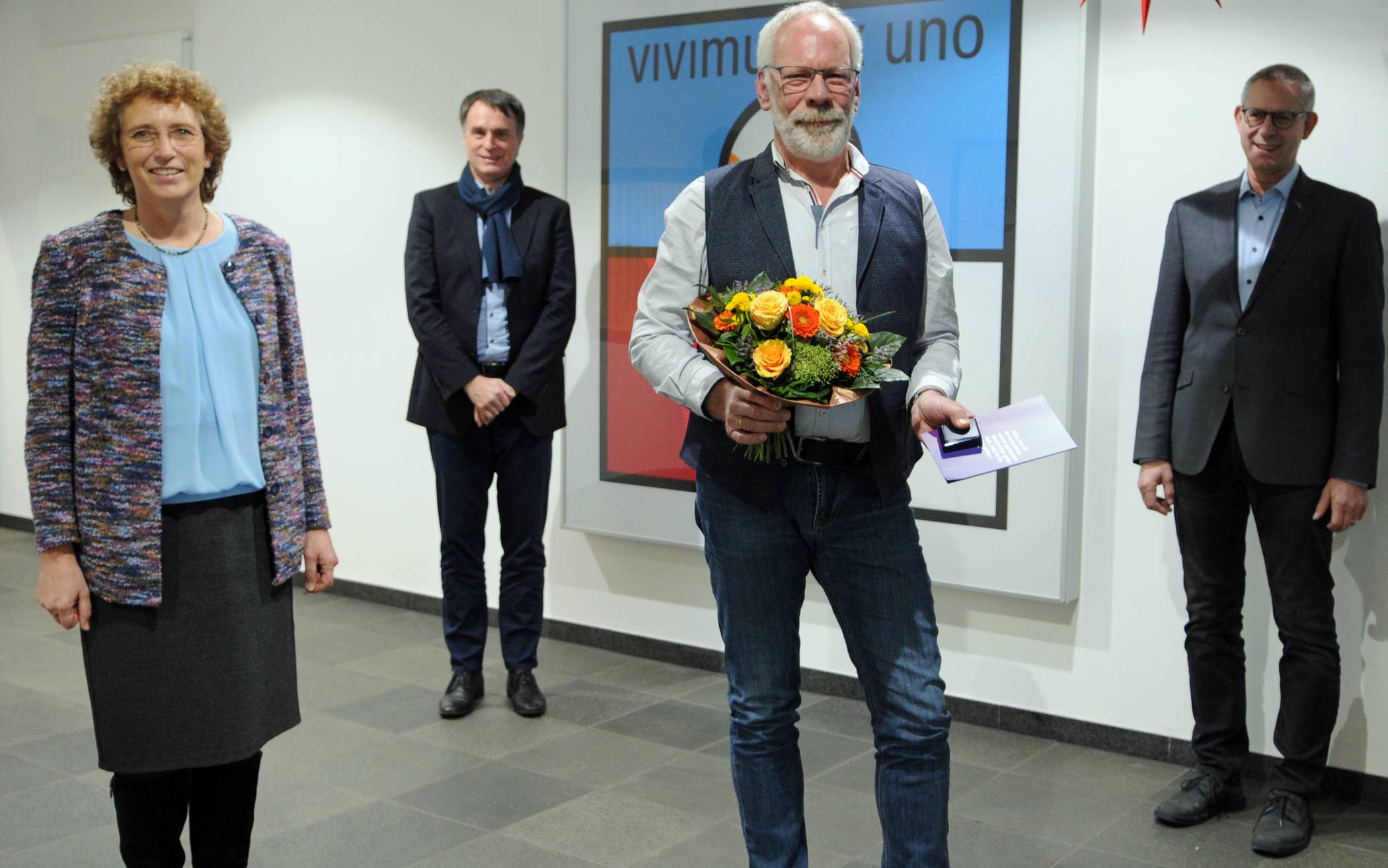 Direktorin Annegret Puttkammer, Personalleiter Stephan Hambuch, Jubilar Volker Giesen und MAV-Vorsitzender Michael Rolle.