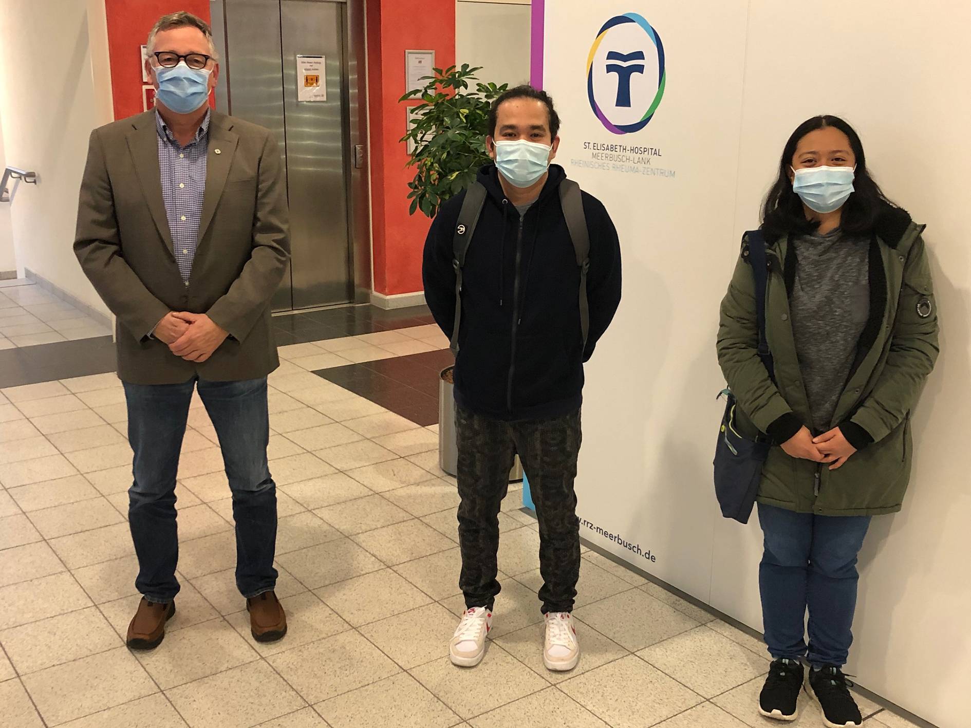  Engagiert und fleißig sind die beiden neuen philippinischen Pflegekräfte Diomhel Nenolia (M.) und Toni Rose Canda (r.), auf die Pflegedirektor Detlef Prost im St. Elisabeth-Hospital nun zählen kann.   