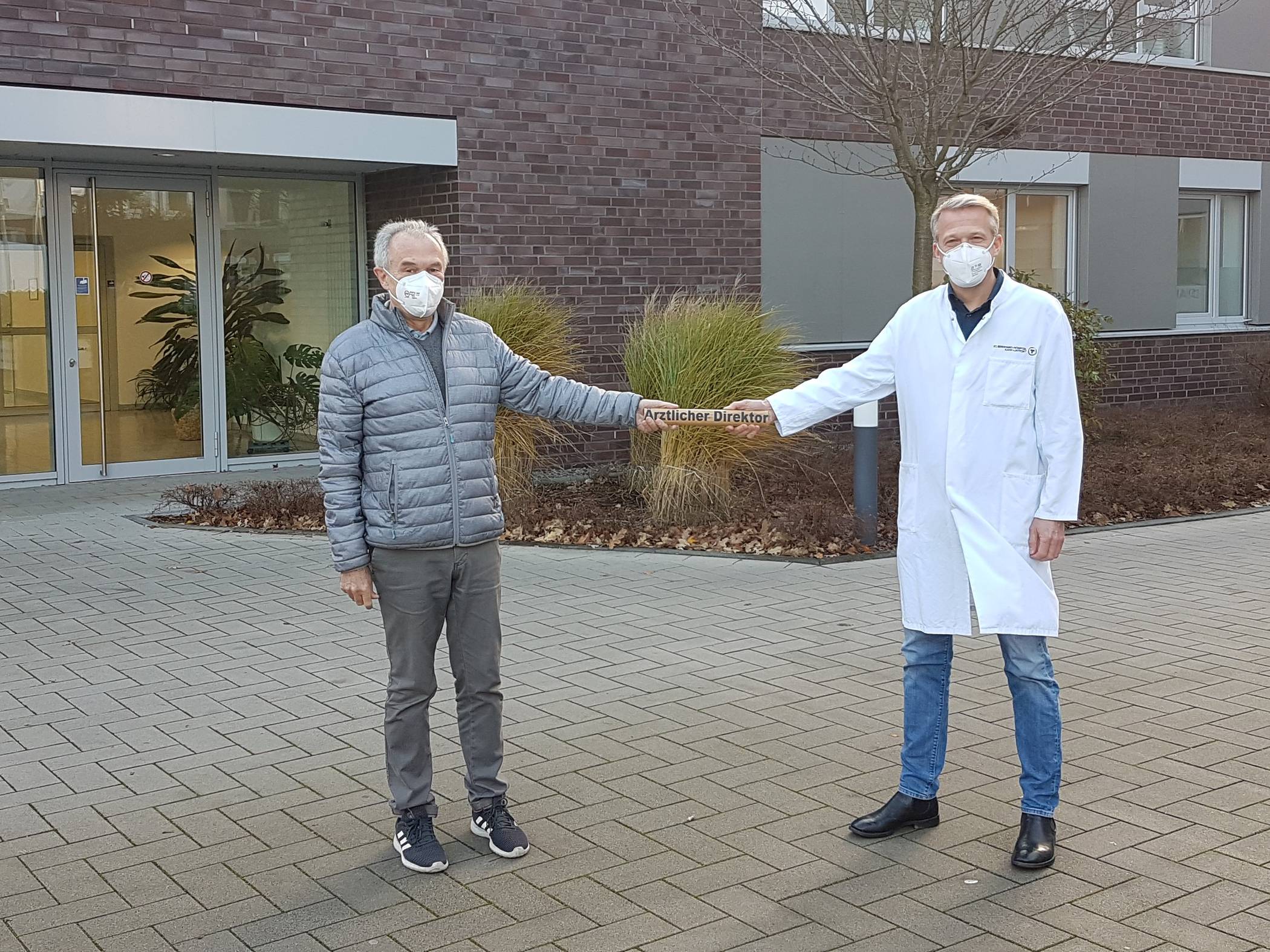  Dr. Wilhelm Kirschke (li.) übergibt den Staffelstab des Ärztlichen Direktors mit Abstand an Dr. Martin Grummel. 