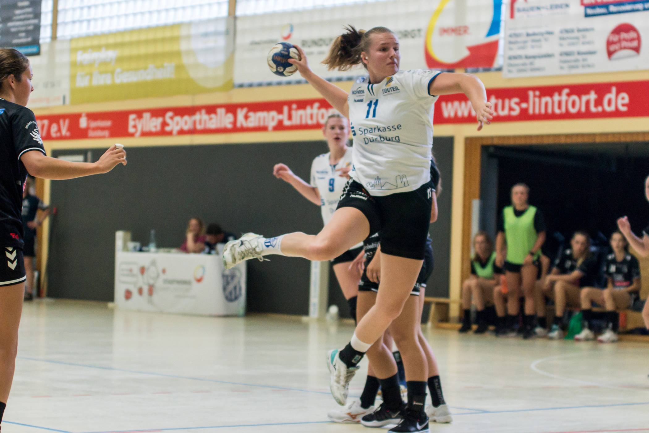  Annika Henschel erzielte vier Tore für den TuS und zeigte dabei vor allem bei Strafwürfen große Nervenstärke. 