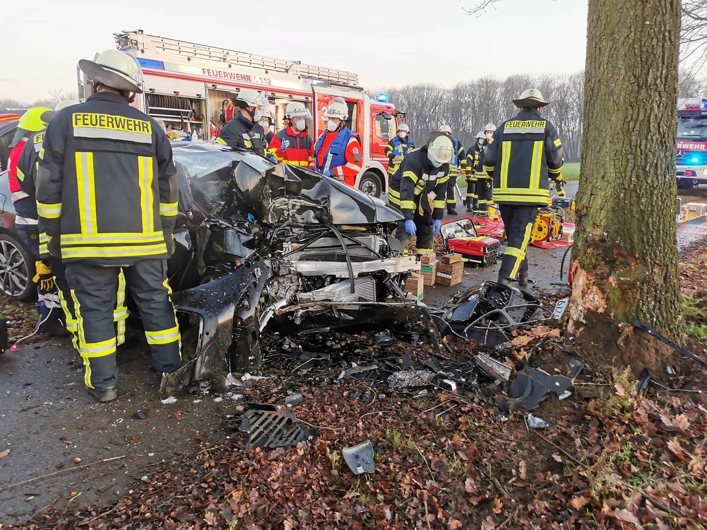 Die Feuerwehr musste die Insassen aus