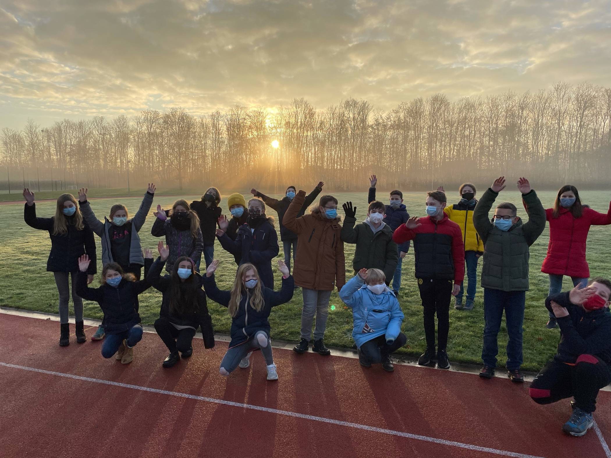 Das Foto zeigt die Klasse 6 a beim Winter-Sport.