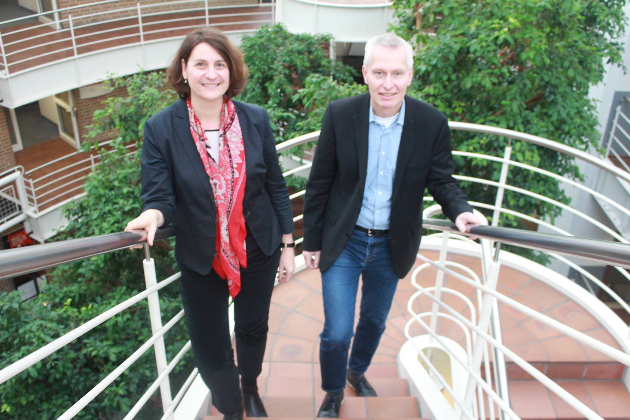 Stellen die Arbeitsmarktbilanz 2020 vor: Die Vorsitzende der Geschäftsführung der Krefelder Arbeitsagentur, Dr. Bettina Rademacher-Bensing, und der Vorsitzende des Verwaltungsausschusses, Gewerkschaftssekretär Klaus Churt. Foto: BA