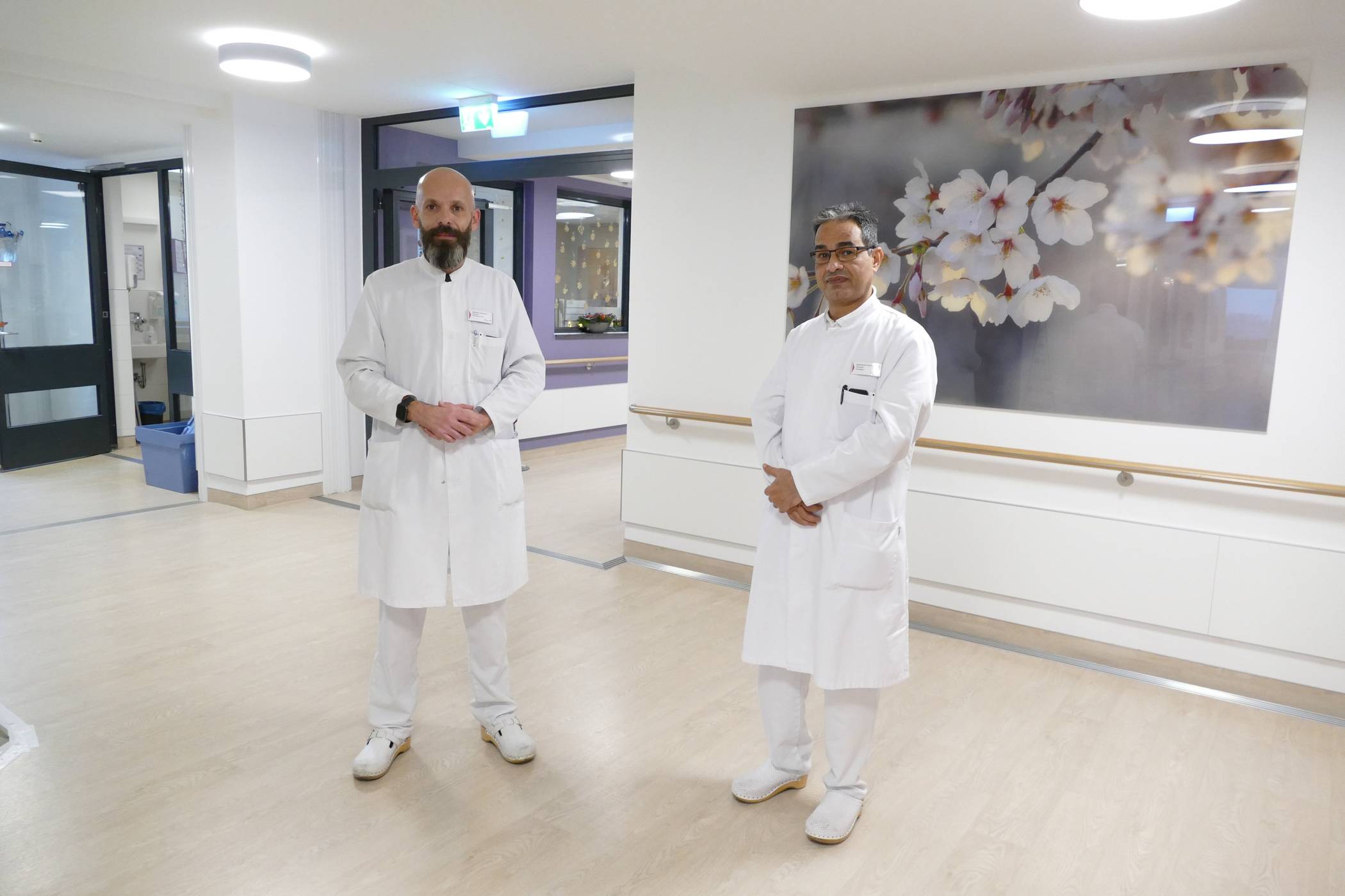 Die Oberärzte Stratos Chondros und Saeed Saleh (v.l.) sehen den Bedarf einer internationalen Sprechstunde und bieten diese wöchentlich in den Muttersprachen griechisch und arabisch im Johanniter-Krankenhaus in Duisburg-Rheinhausen an.