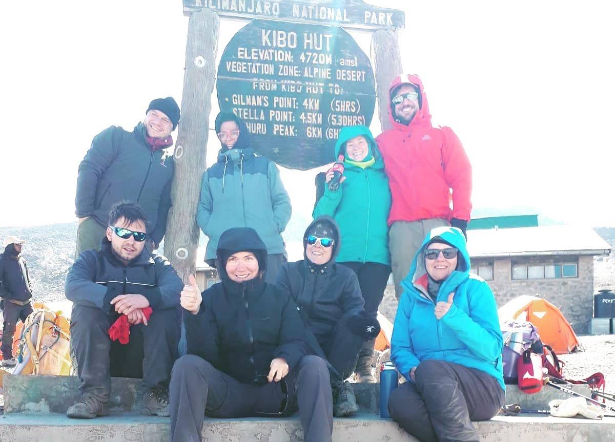  Bergtour mit Personal Trainer: Stefan Corsten (oben r.) und seine Klienten vor der Kibo Hut, dem Basecamp auf der Route zum Gipfel des Kilimanjaro 