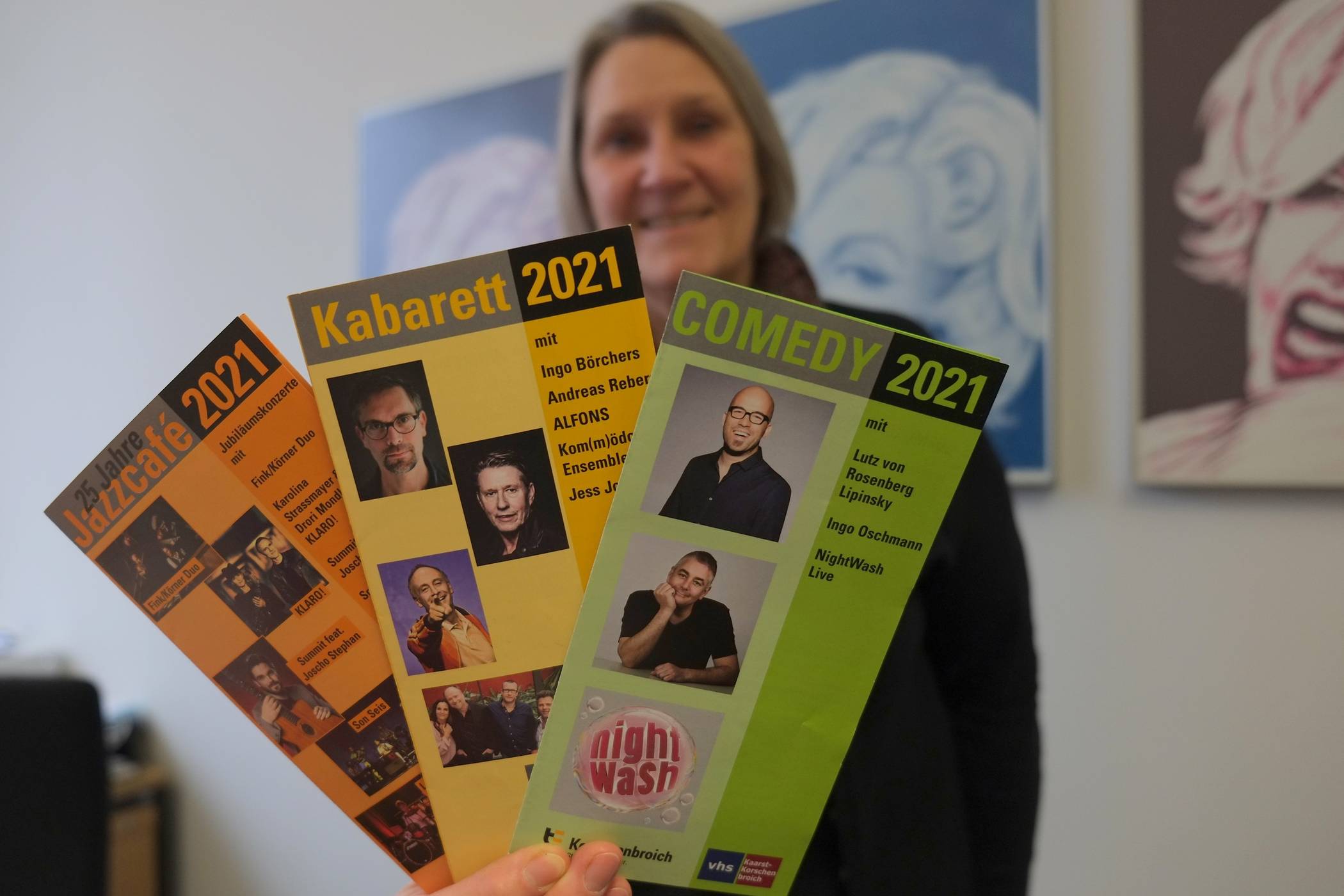  Michaele Messmann mit den Flyern zu den drei Korschenbroicher Kulturreihen. 