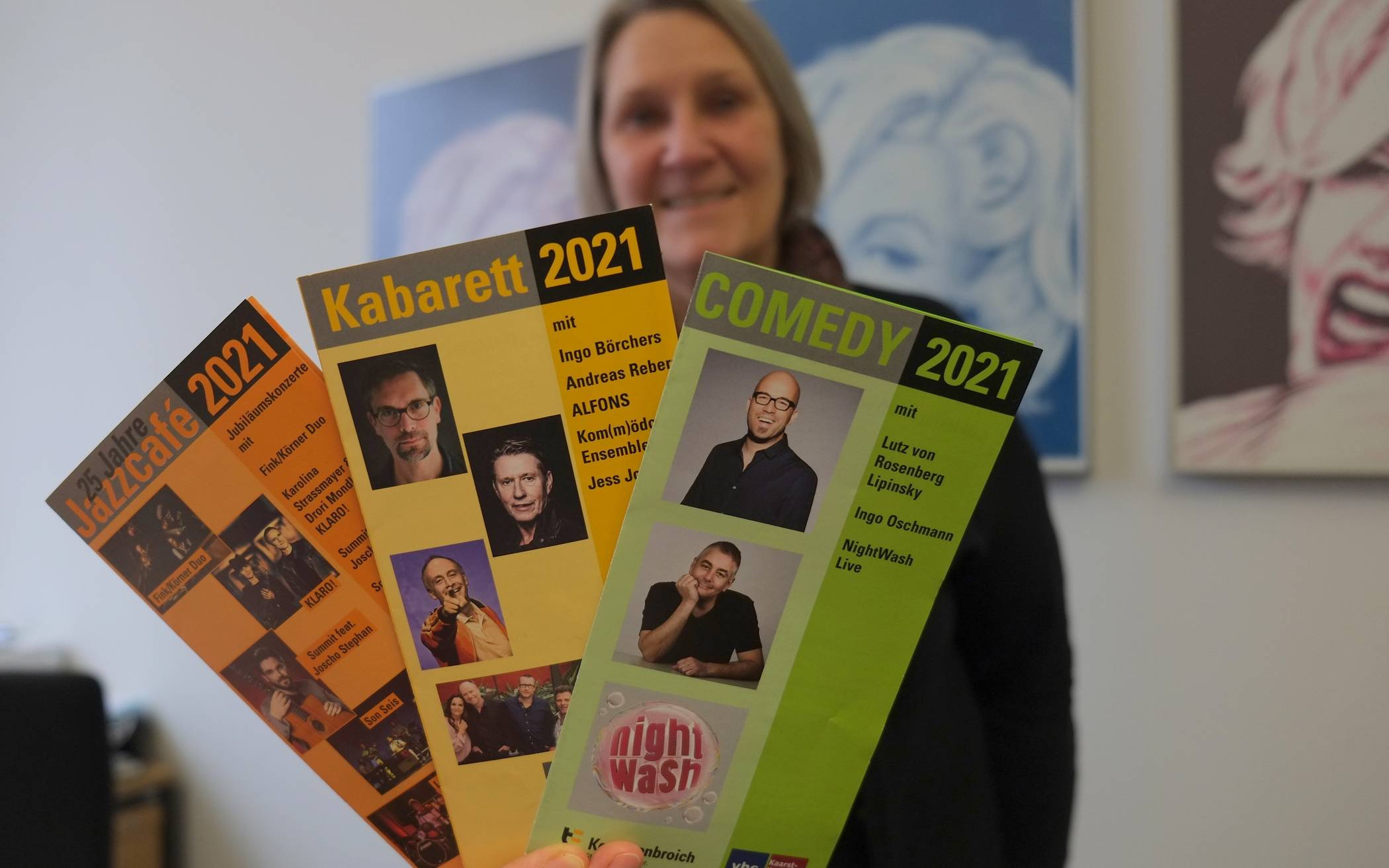 Michaele Messmann mit den Flyern zu