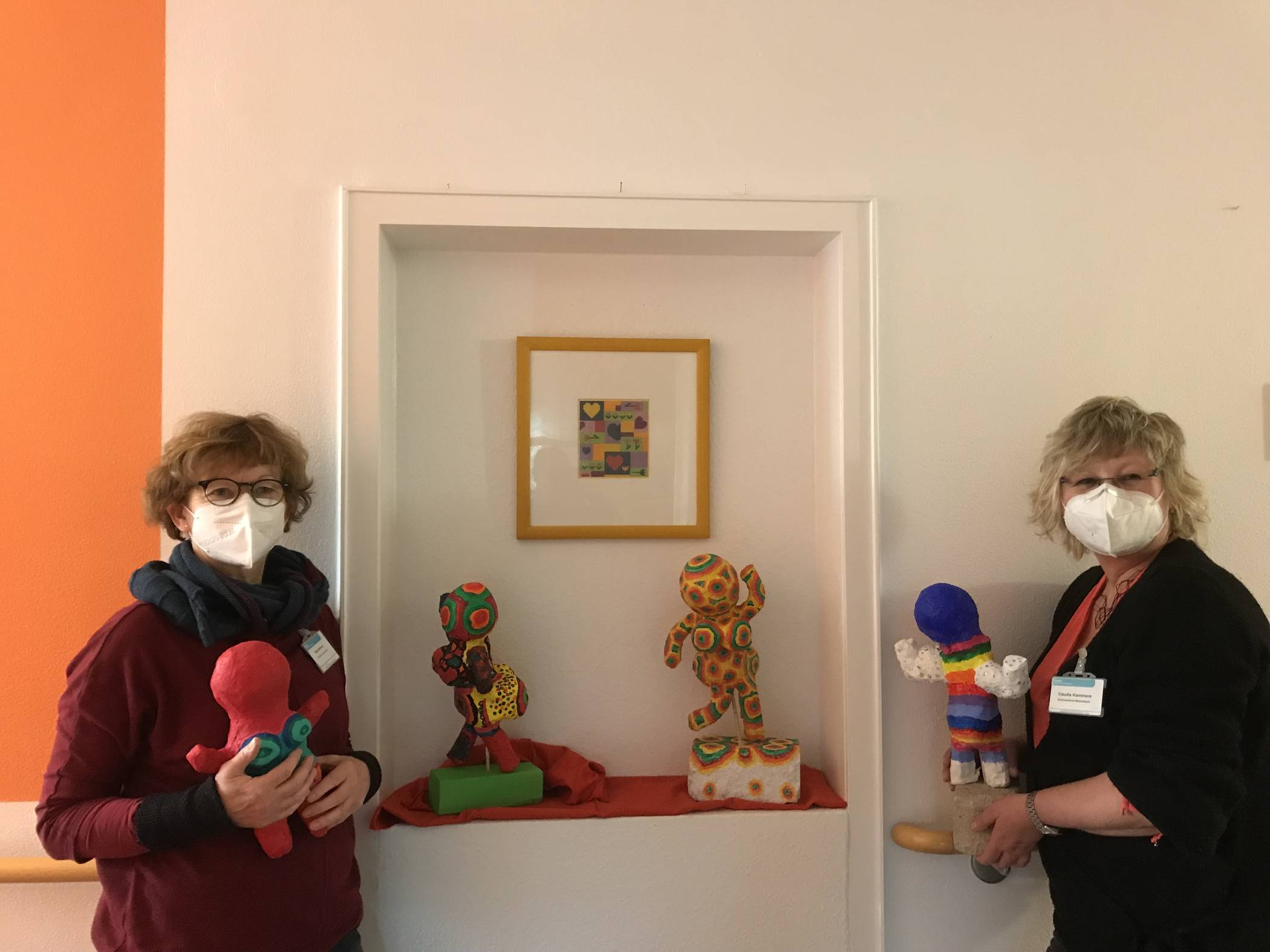 Der Kunstkurs der Jahrgangsstufe 11 des Berufskollegs Placidahaus Xanten hat sich die Plastiken der bekannten Künstlerin als Vorbild genommen und eigene Figuren gestaltet. Diese stehen nun im Hospiz.