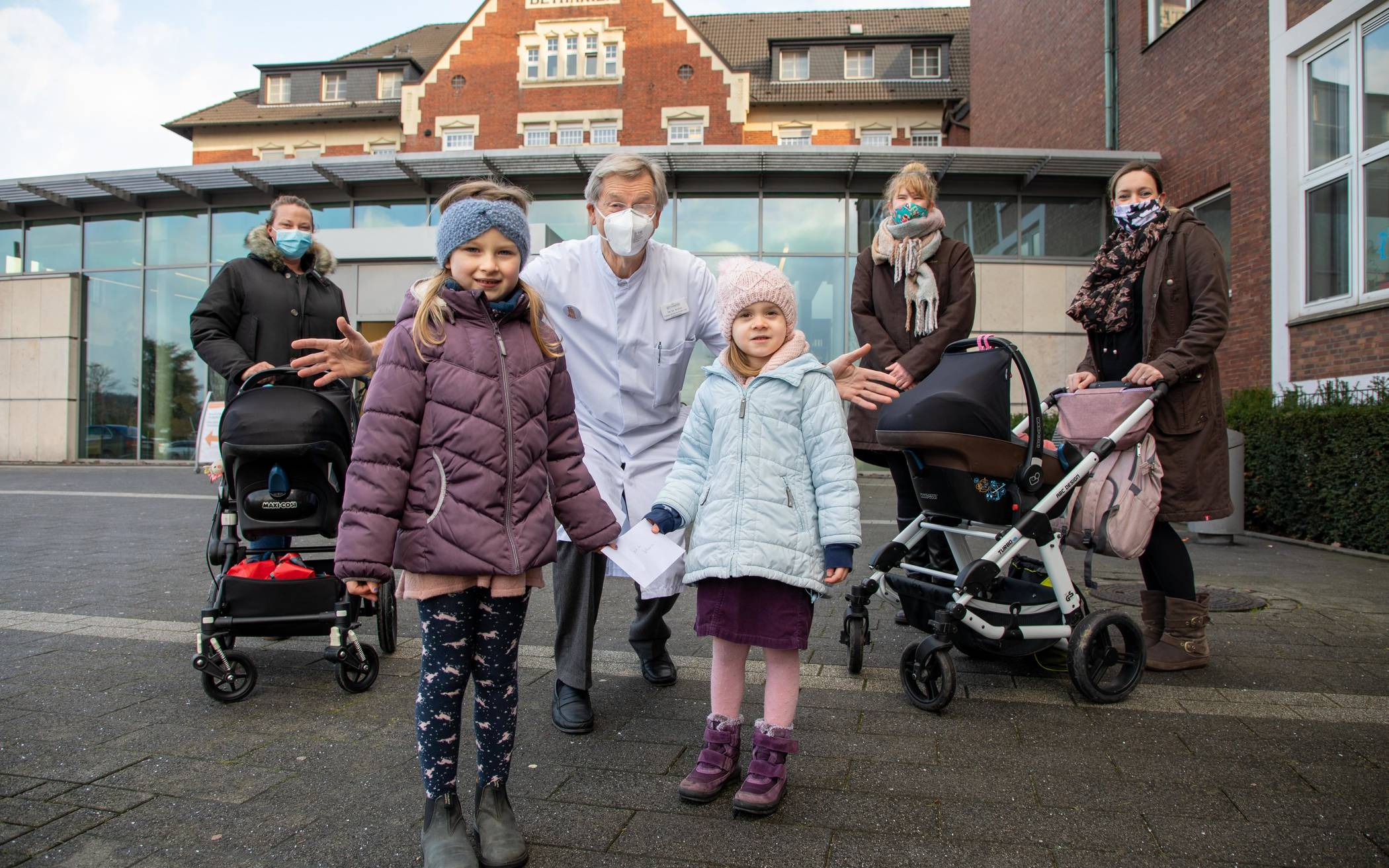Spendenübergabe vor dem Krankenhaus Bethanien: Mila